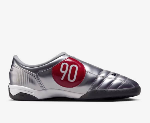 「ナイキ」の「トータル90」復刻、サッカーシューズで足元に遊び心を