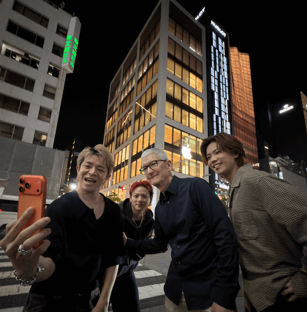 Number_iとティム・クックがセルフィー公開！日本1号店だった銀座サヱグサビルに「アップルストア」が再びオープン