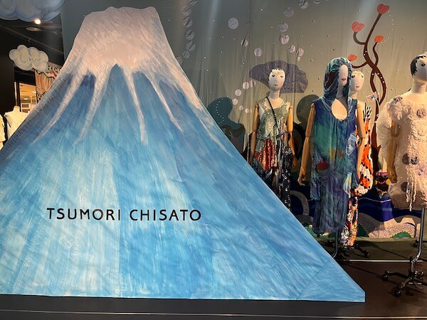 過去の名作100体とともに津森千里の創造世界に触れる　「ツモリチサト」設立35周年記念展が開催