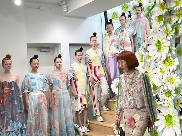 デザイナー津森千里「楽しい服作りができ、幸せ者です」　「ツモリチサト」が設立35周年を記念したショーを開催