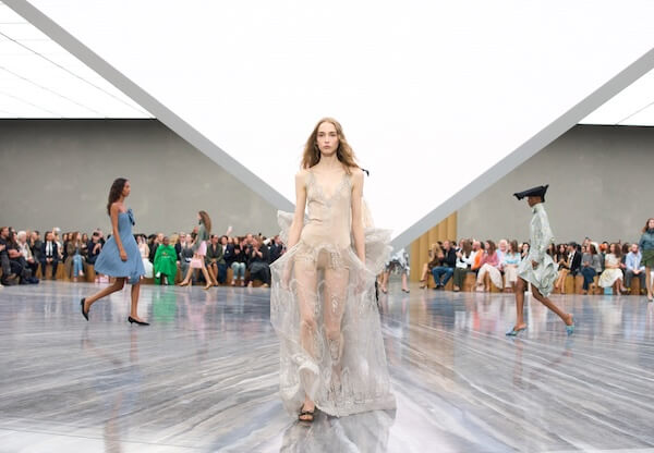 「MISS DIOR」の甘き香りまで表現　ジョナサン・アンダーソンが「ディオール」で見せた新たな「エレガンス」