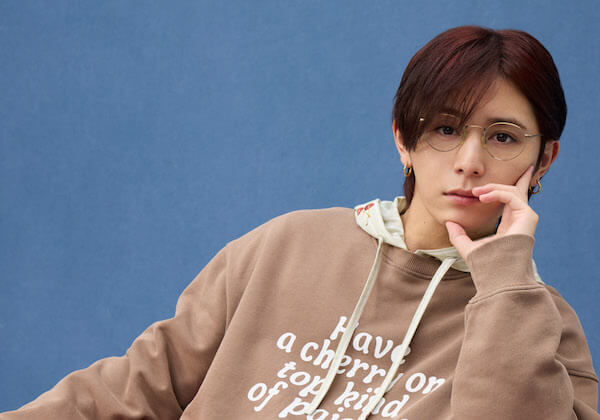 山田涼介が「ジェラート ピケ」の秋冬ビジュアルに登場　リラックスムード漂う3ルックを披露