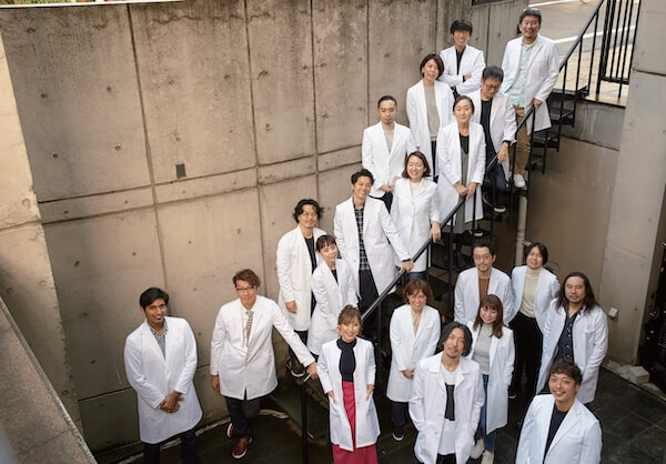 医療ウェアのイメージを刷新したクラシコが東証グロース市場に上場　時価総額は約71億円に