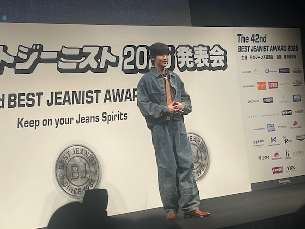 目黒蓮が「ベストジーニスト」2連覇　「デニムへの愛がさらに深まる気がしています」