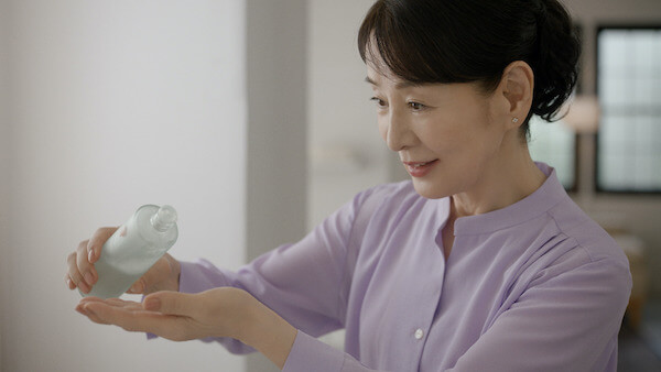 「肌が潤えば、心も潤う」吉永小百合が「五島の椿」新CMで披露するスキンケア習慣