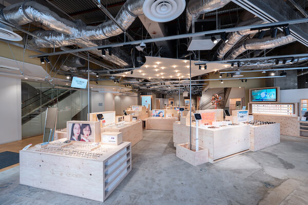 「ジンズ」が新宿に世界最大店舗　1300種の品揃えとカフェ併設で新たな体験拠点に