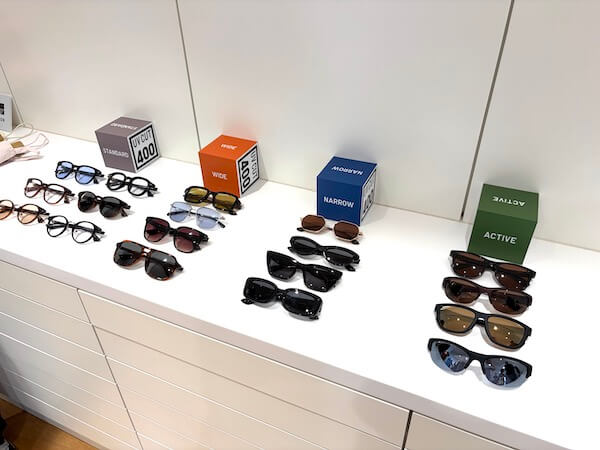 クレア・ワイト・ケラーが全品監修　2,490円の傑作で「ユニクロ」が挑む「サングラスの日常化」