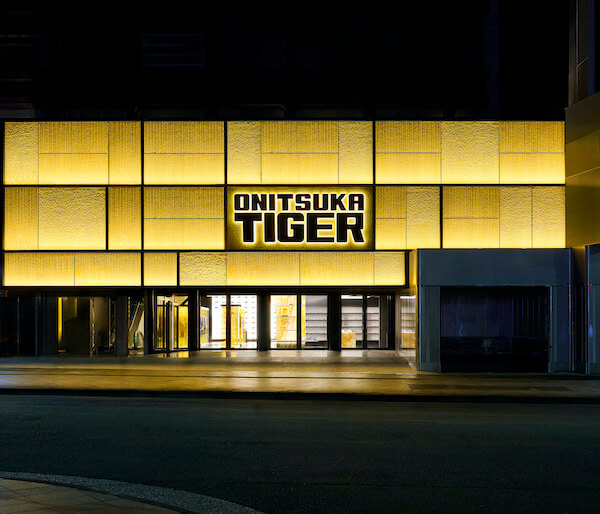 インバウンド売上415億円の「オニツカタイガー」が世界最大の旗艦店を新宿にオープン