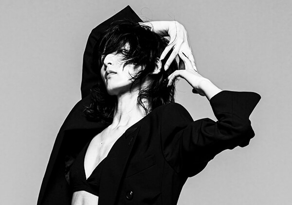 「アンフィルター」の美しさ　藤井萩花が9年ぶりの写真集『OIL』で表現した「女性の強さ」