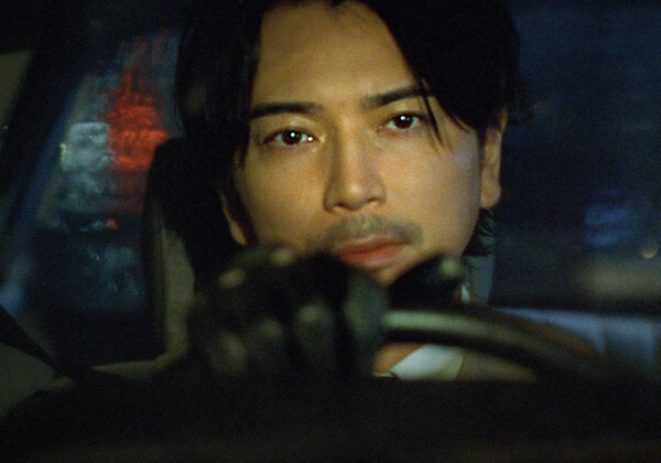 トレンチコートアンバサダーに就任した松本潤が纏う「アクアスキュータム」の名作「キングスウェイ」　175年の伝統と新たな美意識