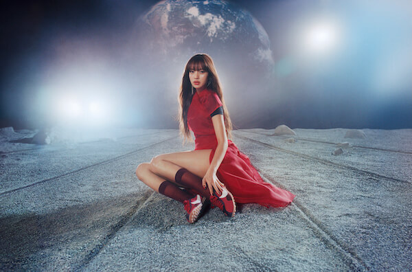 BLACKPINKのLISAが月面に 「ナイキ」が「ムーン シュー」キャンペーンビジュアルを公開