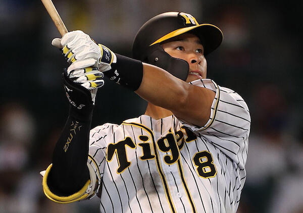 阪神タイガースの佐藤輝明が史上9人目の三冠王　村上宗隆のバットも手がけた「ミズノ」のクラフトマンも祝福